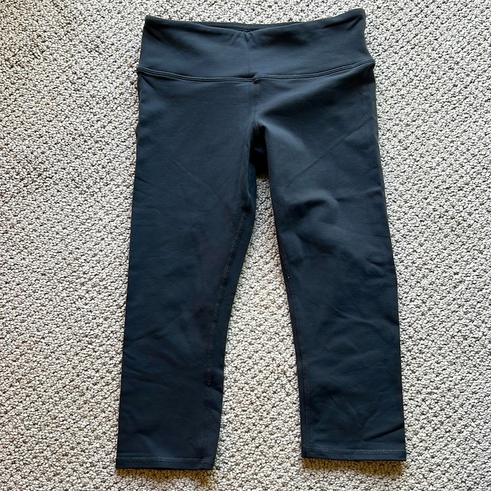 Xsmall Alo leggings in slate grey.  Only wore a few times. In perfect condition